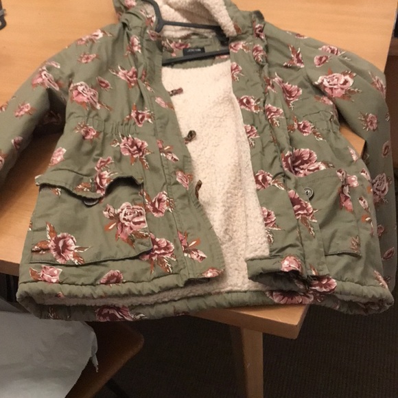 Joe’s floral fuzzy white lined jacket - Picture 2 of 3